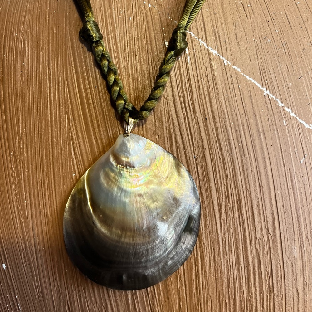 Shell Necklace - Picture 2 of 4